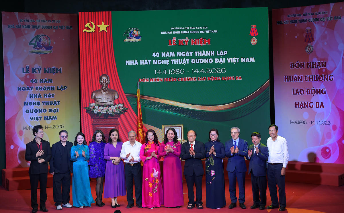 Phó Chủ tịch nước Võ Thị Ánh Xuân chụp ảnh lưu niệm cùng các nghệ sĩ.