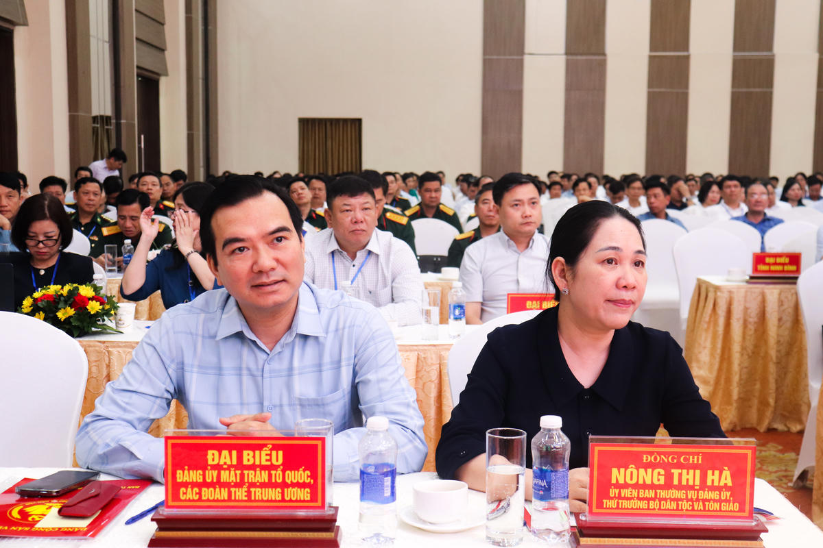 TS. Nguyễn Minh Chung, Ủy viên Ban Thường vụ, Trưởng ban Tuyên giáo và Dân vận Đảng uỷ MTTQ, các đoàn thể Trung ương cùng Thứ trưởng Bộ Dân tộc và Tôn giáo Nông Thị Hà cùng dự hội nghị. Ảnh: Đình Minh