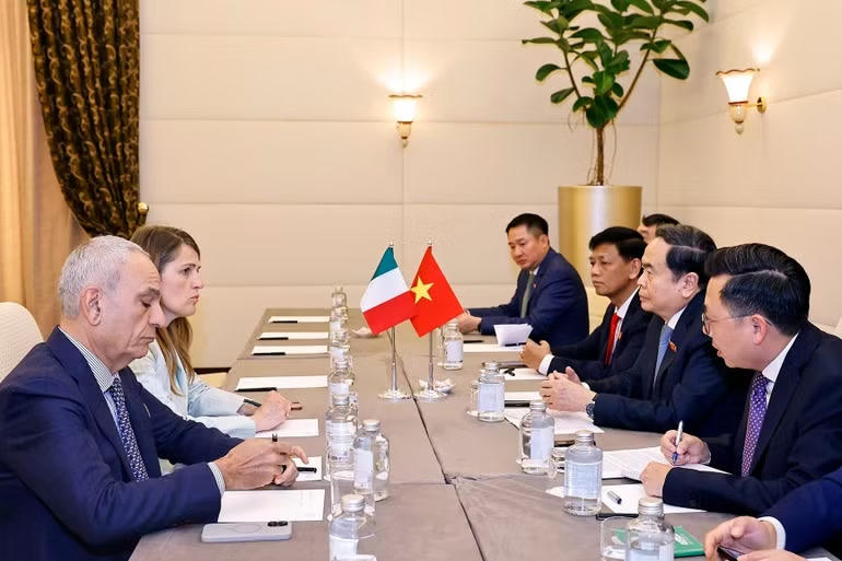 vna-potal-chu-tich-quoc-hoi-tran-thanh-man-tiep-chu-tich-nhom-nghi-si-huu-nghi-italy-viet-nam-8700909.jpg
