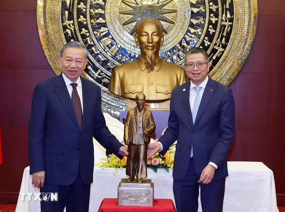 Tổng Bí thư, Chủ tịch nước Tô Lâm tặng bức tượng Bác Hồ cho đại sứ quán và đại diện cộng đồng người Việt Nam tại Trung Quốc. (Ảnh: Thống Nhất/TTXVN)