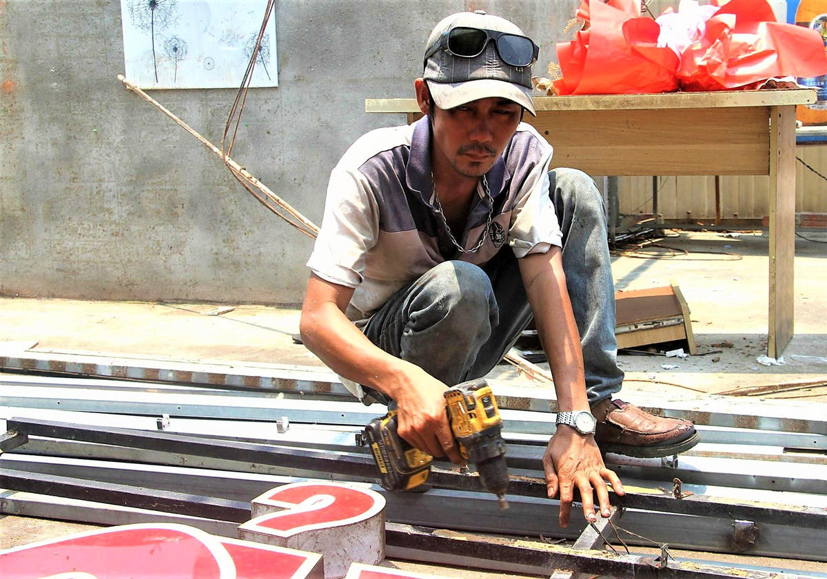 Anh Lâm Vũ Trường đang làm việc giữa trời nắng nóng. Ảnh: Chí Đại.