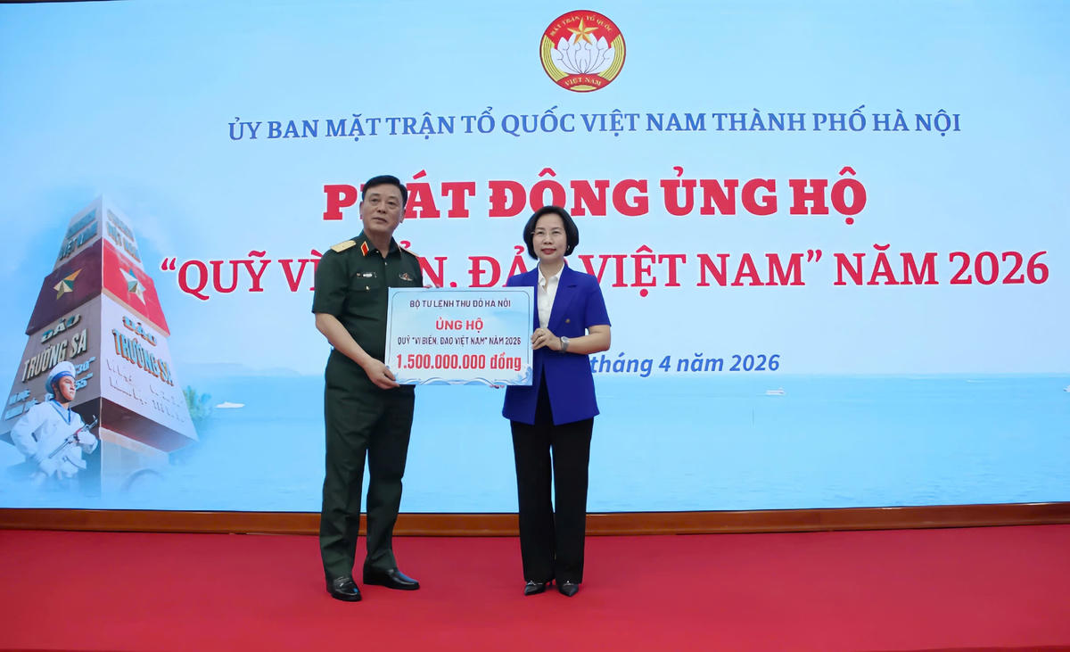 Bà Bùi Huyền Mai, Chủ tịch Ủy ban MTTQ Việt Nam thành phố Hà Nội tiếp nhận ủng hộ Quỹ "Vì biển đảo, Việt Nam" từ Bộ Tư lệnh Thủ đô. Ảnh: PV