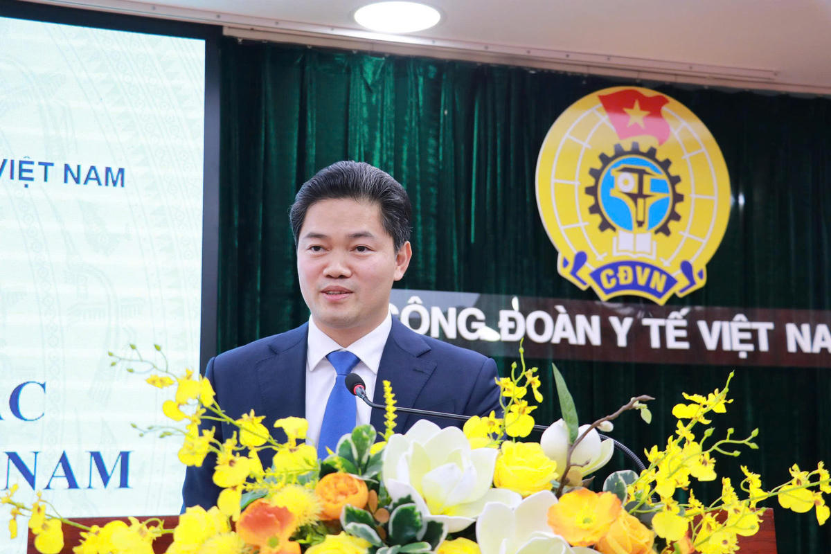 Ông Vũ Mạnh Hà, Ủy viên dự khuyết Ban Chấp hành Trung ương Đảng, Phó Bí thư Đảng ủy, Thứ trưởng thường trực Bộ Y tế phát biểu tại lễ ký kết. Ảnh: Sơn Hải