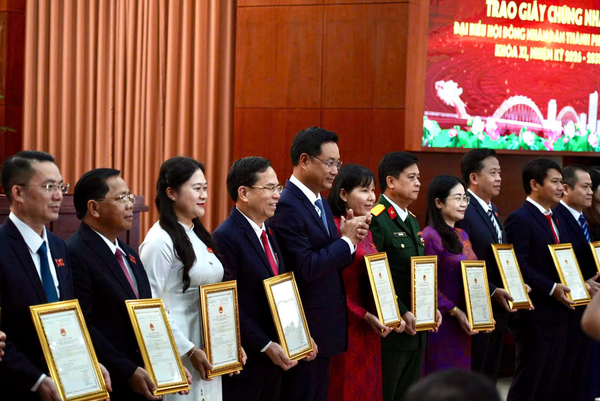 Bí thư Thành ủy Lê Ngọc Quang chúc mừng các vị đại biểu HĐND. Ảnh: Nguyễn Tú.