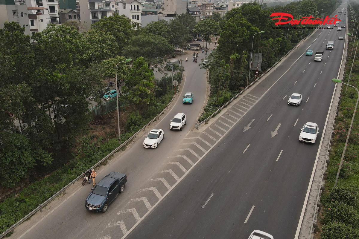 Thực hiện kế hoạch của Cục Cảnh sát giao thông (Bộ Công an) và Công an TP Hà Nội về bảo đảm trật tự, an toàn giao thông trên các tuyến cao tốc, lực lượng CSGT Hà Nội đã chỉ đạo các đội địa bàn chủ động xây dựng phương án, tăng cường tuần tra, kiểm soát, xử lý nghiêm các hành vi vi phạm, qua đó bảo đảm giao thông an toàn, thông suốt trên các tuyến được phân công.