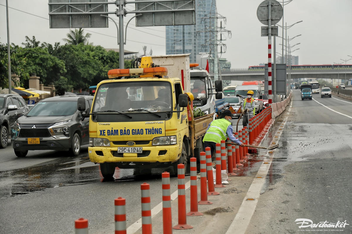 Công nhân dọn dẹp, vệ sinh đường phố, góp phần chỉnh trang đô thị phục vụ các dịp nghỉ lễ lớn tại Hà Nội.
