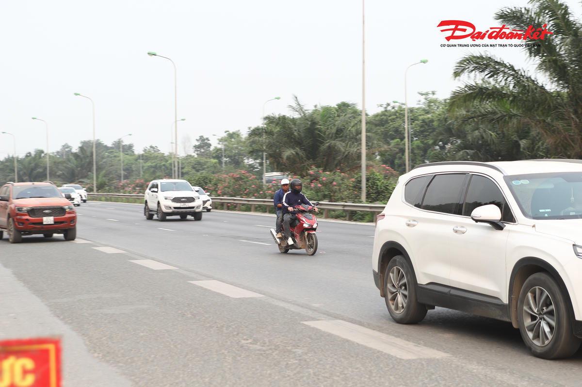 Hành vi điều khiển xe máy đi vào làn cao tốc tiềm ẩn nguy cơ tai nạn nghiêm trọng, đe dọa an toàn của chính người vi phạm và các phương tiện khác.