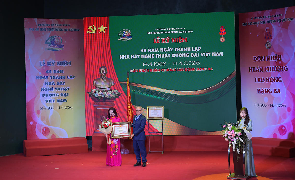 Ông Phan Tâm - Thứ trưởng Bộ VHTTDL trao tặng Bằng khen cho NSƯT Nguyễn Thị Quỳnh Trang - Giám đốc Nhà hát Nghệ thuật Đương đại Việt Nam.