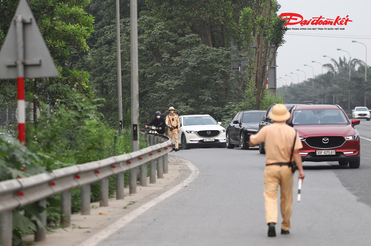 Để nâng cao hiệu quả bảo đảm trật tự an toàn giao thông, Đội CSGT đường bộ số 11 đã phối hợp với chính quyền địa phương, công an cơ sở trong công tác phân luồng, hướng dẫn người dân đi đúng phần đường; đồng thời đẩy mạnh tuyên truyền tại các lối ra vào cao tốc và trên các phương tiện thông tin đại chúng.