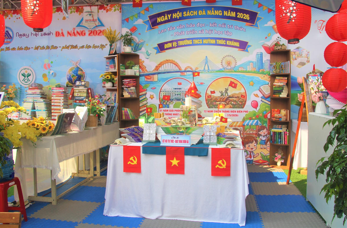 Một góc trưng bày sách của Trường THCS Huỳnh Thúc Kháng tại Ngày hội sách Đà Nẵng 2026. Ảnh: Tấn Thành.