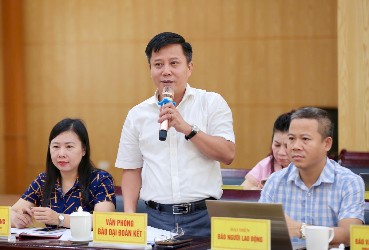 Ông Nguyễn Anh Tuấn, Phó trưởng VP, Phụ trách VPĐD Báo Đại đoàn kết KV Bắc Trung Bộ, Thư ký Chi hội Báo chí Trung ương tại Thanh Hóa phát biểu đóng góp ý kiến tại hội nghị.