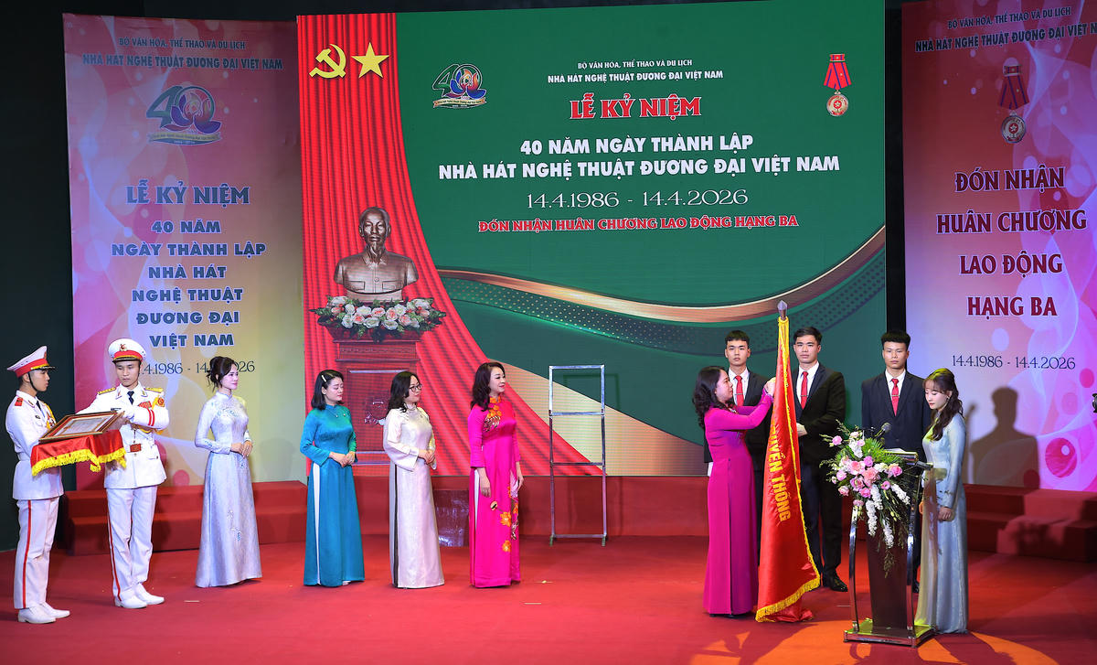 Phó Chủ tịch nước Võ Thị Ánh Xuân gắn Huân chương Lao động hạng Ba lên lá cờ truyền thống của đơn vị. 