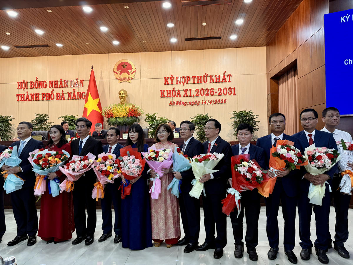 Các Phó Chủ tịch UBND thành phố và các giám đốc sở, Ủy viên UBND thành phố. Ảnh: Nguyễn Tú.