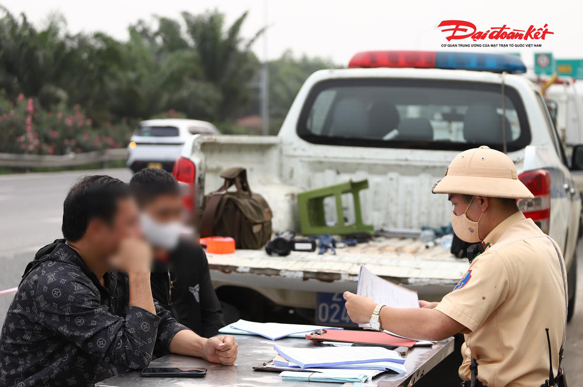 Thiếu tá Nguyễn Văn Thương, Đội CSGT đường bộ số 11 cho biết, đơn vị đang triển khai đợt cao điểm xử lý vi phạm nhằm kiềm chế tai nạn giao thông và nâng cao ý thức chấp hành pháp luật của người dân. Chỉ trong khoảng 2 giờ kiểm tra, tổ công tác đã lập biên bản gần 10 trường hợp xe máy đi vào làn cao tốc. Theo quy định, hành vi này bị xử phạt từ 4 đến 6 triệu đồng và trừ 6 điểm GPLX.