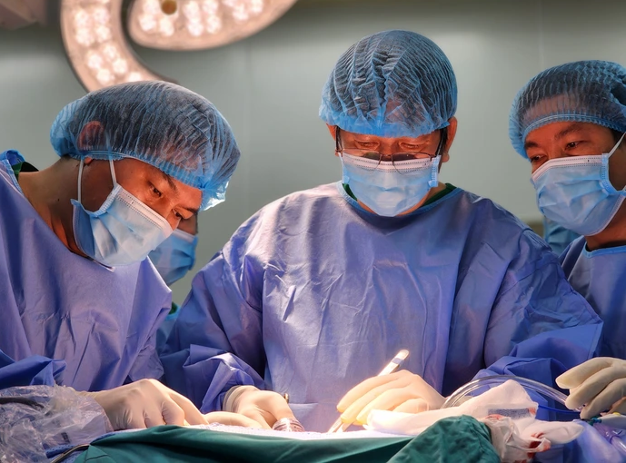 Các bác sĩ thực hiện kỹ thuật lấy, ghép thận. Ảnh CTV