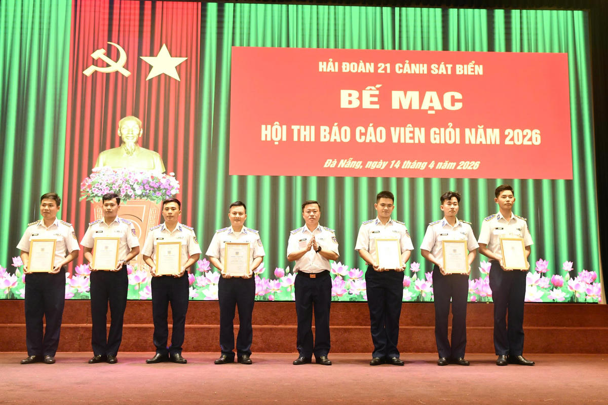 Thượng tá Lê Trung Thành, Phó Hải đoàn trưởng, Tham mưu trưởng trao giải cho các thí sinh đạt thành tích xuất sắc tại Hội thi. Ảnh: CV.
