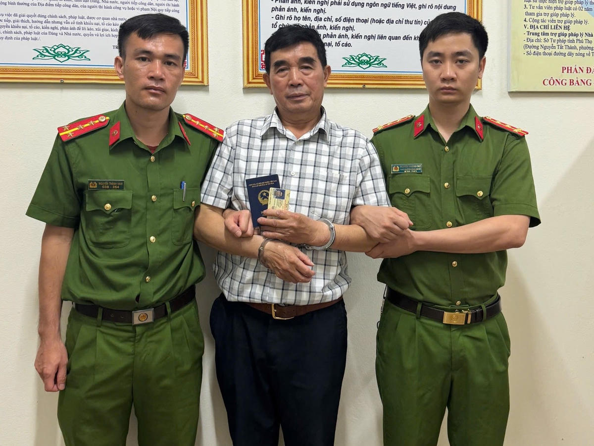 Đối tượng&nbsp;Cù Ngọc Tân (đứng giữa) bị Công an xã Vĩnh Chân bắt giữ sau gần 40 năm lẩn trốn. Ảnh: Công an tỉnh Phú Thọ.