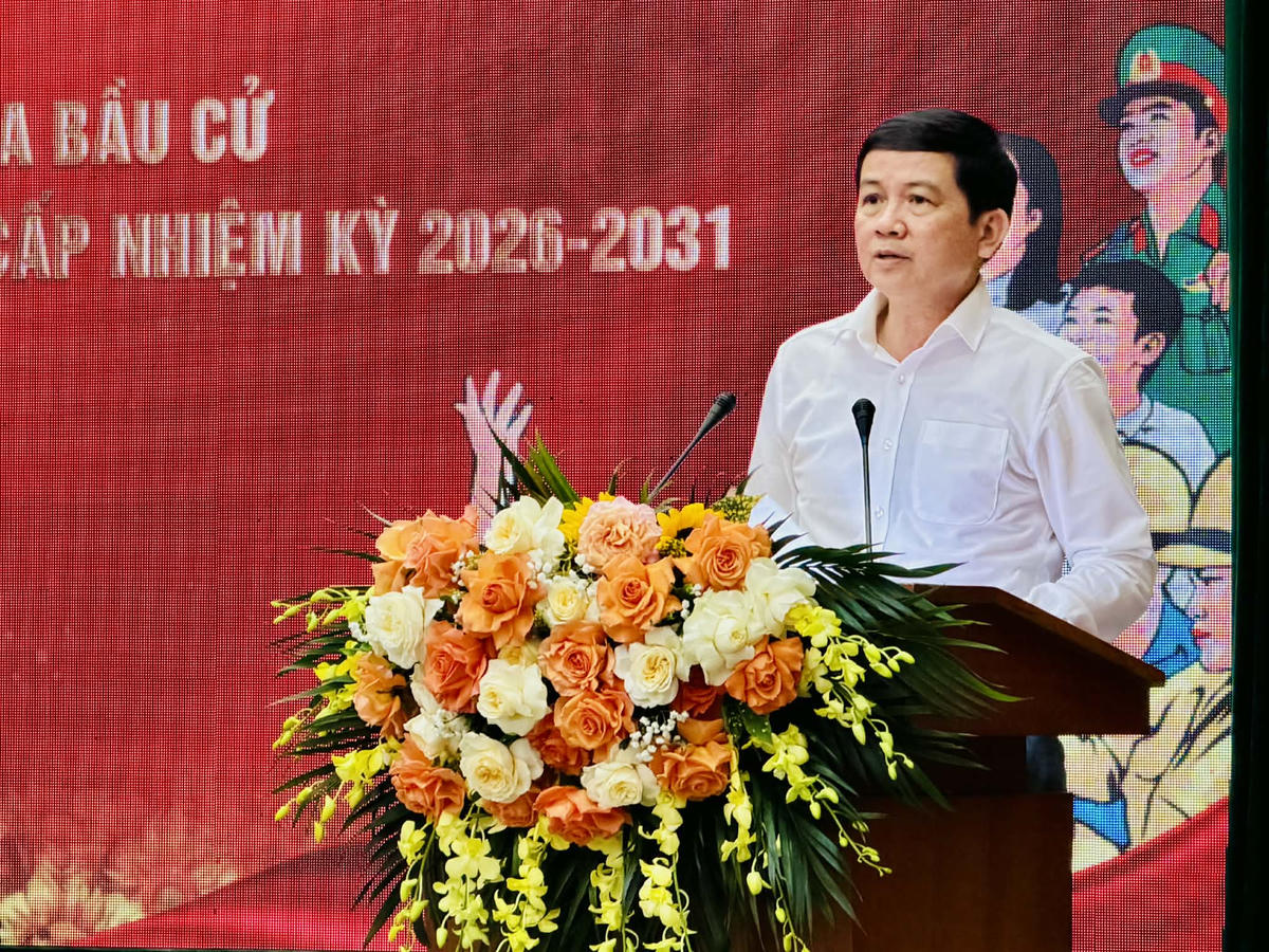 Phó Chủ tịch Ủy ban MTTQ tỉnh Bắc Ninh Nguyễn Văn Triển báo cáo tổng kết công tác bầu cử tại hội nghị. Ảnh: T.N