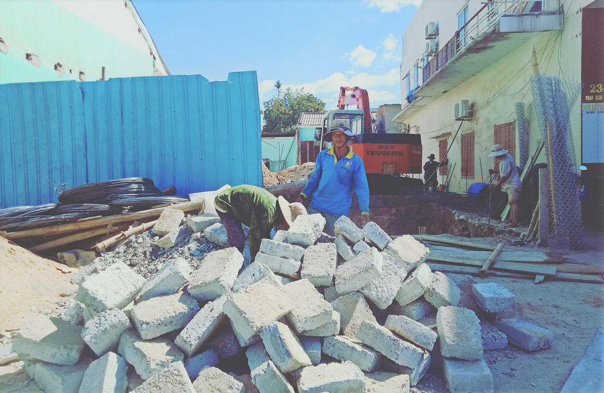 Nhân công lao động xây nhà dân giữa thời tiết nắng nóng. Ảnh: Chí Đại.