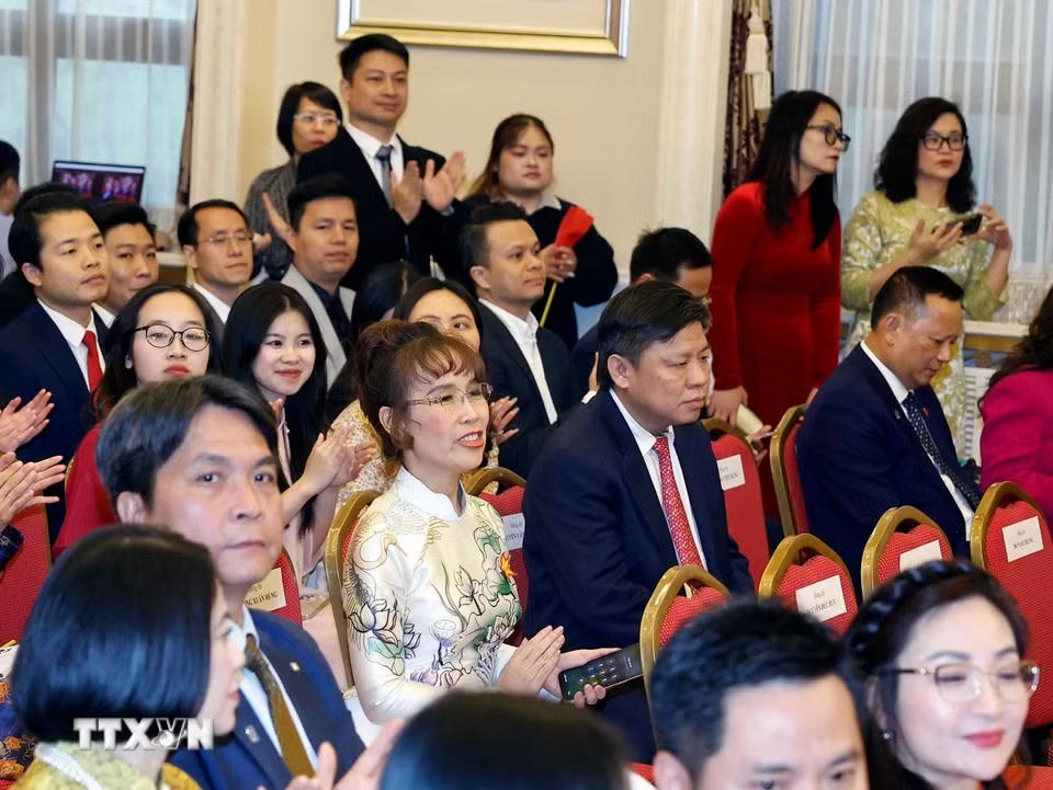 Cán bộ nhân viên đại sứ quán và đại diện cộng đồng người Việt Nam tại Trung Quốc. (Ảnh: Thống Nhất/TTXVN)