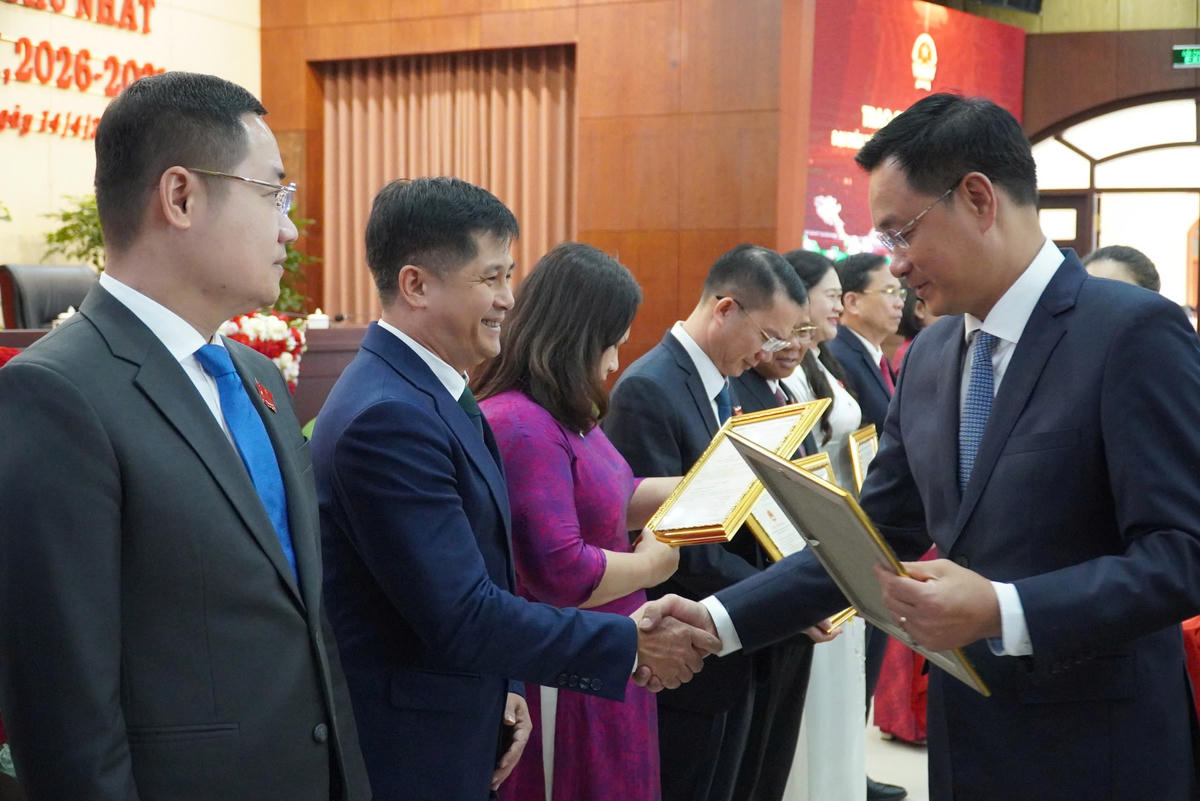 Trao chứng nhận cho các đại biểu HĐND thành phố. Ảnh: Nguyễn Tú.