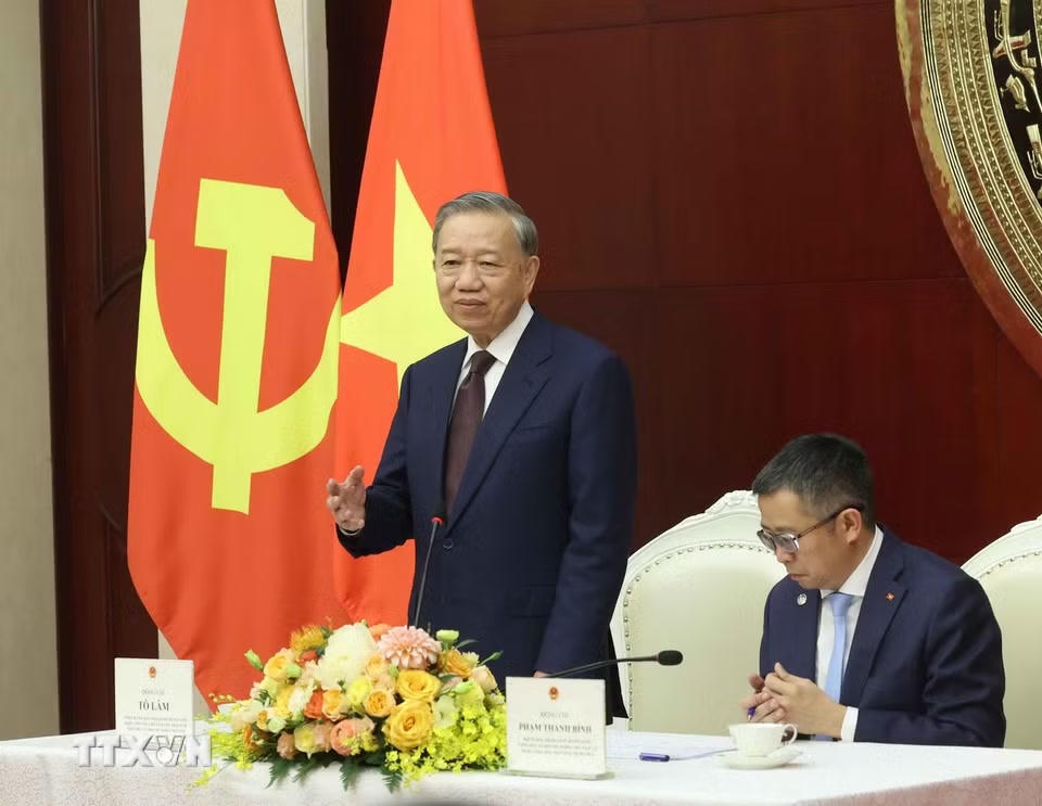 Tổng Bí thư, Chủ tịch nước Tô Lâm phát biểu tại buổi gặp mặt cán bộ nhân viên đại sứ quán và đại diện cộng đồng người Việt Nam tại Trung Quốc. (Ảnh: Thống Nhất/TTXVN)