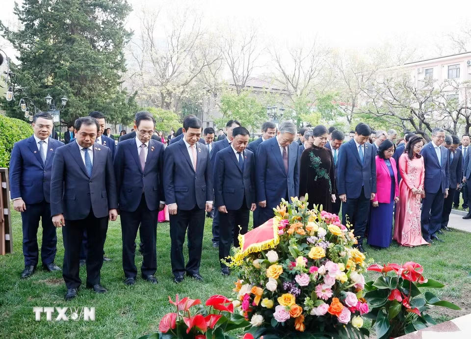 Tổng Bí thư, Chủ tịch nước Tô Lâm và Phu nhân với các đồng chí lãnh đạo Đảng, Nhà nước dâng hoa Chủ tịch Hồ Chí Minh trong khuôn viên Đại sứ quán. (Ảnh: Thống Nhất/TTXVN)