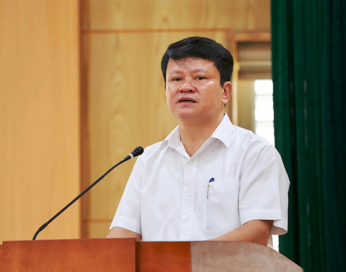 Ông Ngô Thế Anh, Trưởng ban Tuyên giáo và Vận động xã hội Ủy ban MTTQ tỉnh Thanh Hóa phổ biến thể lệ giải báo chí "Vì sự nghiệp Đại đoàn kết toàn dân tộc" tại hội nghị. Ảnh: Nguyễn Chung.