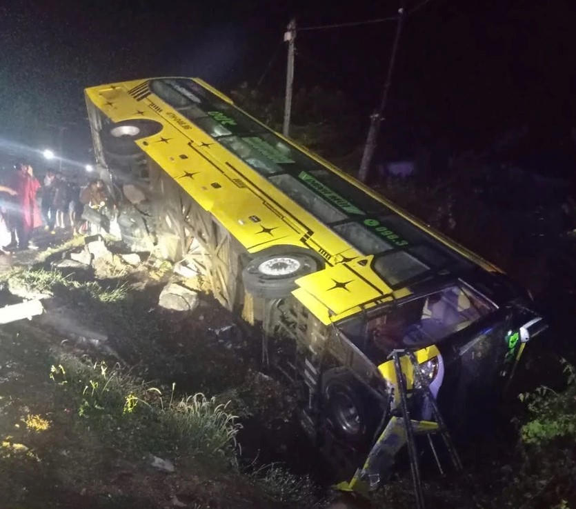 Xe khách BKS: 47H-048xx lật trên đường quốc lộ 14. Ảnh: CV.