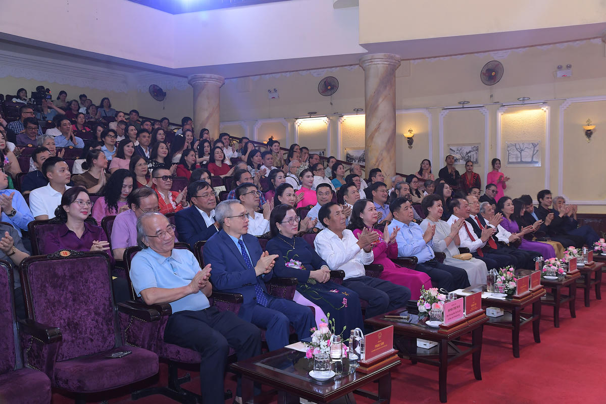 Đại biểu dự lễ kỷ niệm 40 năm ngày thành lập Nhà hát Nghệ thuật Đương đại Việt Nam.