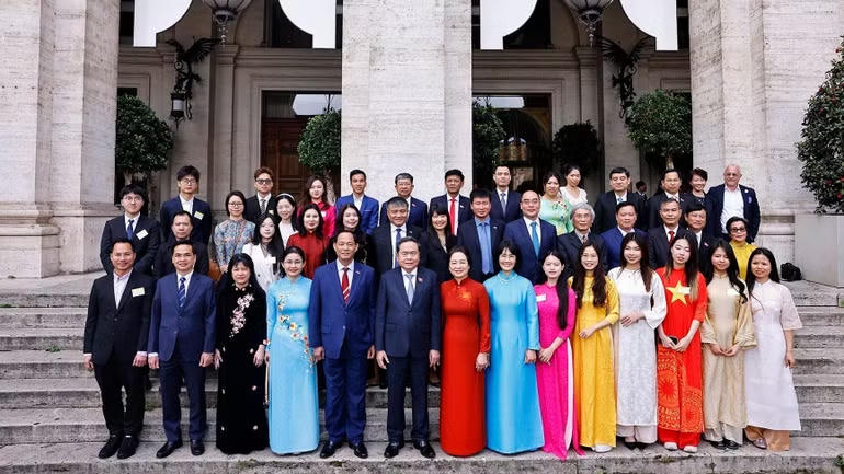 vna-potal-chu-tich-quoc-hoi-gap-gap-go-cong-dong-nguoi-viet-nam-tai-italy-8701119-6351.jpg