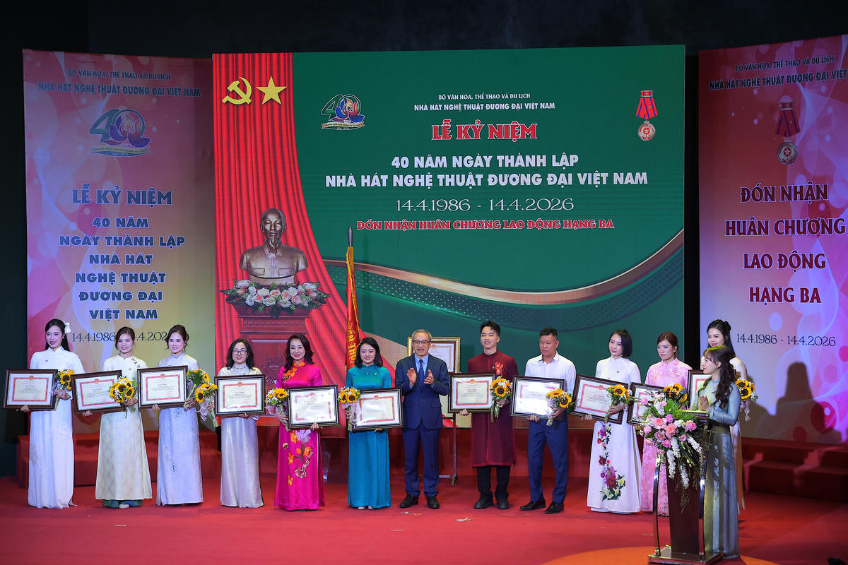 Ông Phan Tâm - Thứ trưởng Bộ VHTTDL trao tặng Bằng khen cho các tập thể và cá nhân có thành tích xuất sắc của Nhà hát.