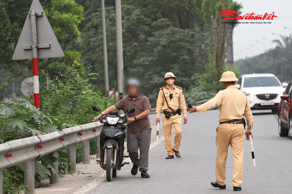 Xử lý nhiều trường hợp đi xe máy vào cao tốc Đại lộ Thăng Long