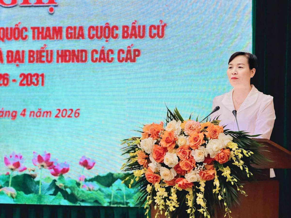 Ủy viên Thường vụ Tỉnh ủy, Bí thư Đảng ủy, Chủ tịch Ủy ban MTTQ tỉnh Bắc Ninh Nguyễn Thị Hà phát biểu tại hội nghị. Ảnh: T.N