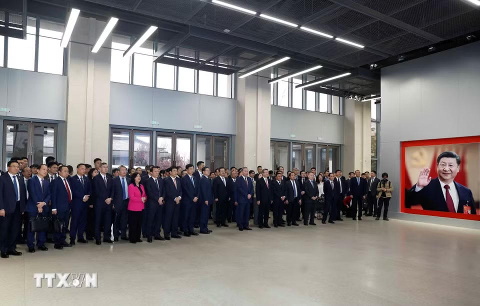 Tổng Bí thư, Chủ tịch nước Tô Lâm cùng Đoàn cấp cao Việt Nam khảo sát tại Khu khởi động của thành phố Hùng An, tỉnh Hà Bắc (Trung Quốc). (Ảnh: Thống Nhất/TTXVN)