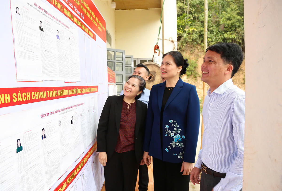 Phó Chủ tịch - Tổng Thư ký UBTƯ MTTQ Việt Nam Hà Thị Nga cùng Chủ tịch HĐND, Trưởng đoàn Đại biểu Quốc hội tỉnh Lai Châu Giàng Páo Mỷ kiểm tra công tác bầu cử tại xã Nậm Sỏ ngày 4/3/2026. Ảnh: Đức Sơn.