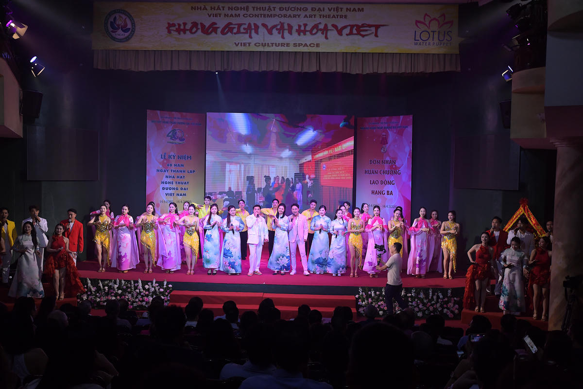 Tiết mục nghệ thuật chào mừng lễ kỷ niệm.