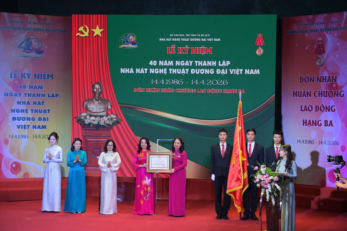 Phó Chủ tịch nước Võ Thị Ánh Xuân trao tặng Huân chương Lao động hạng Ba cho Nhà hát Nghệ thuật Đương đại Việt Nam.