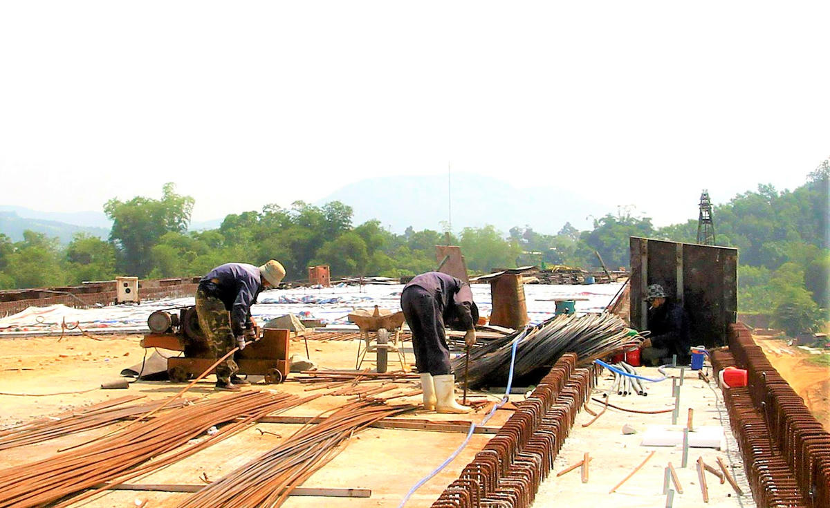 Công nhân làm việc giữa trời nắng nóng. Ảnh: Tấn Thành.