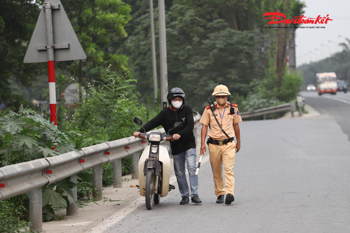 Xử lý nhiều trường hợp đi xe máy vào cao tốc Đại lộ Thăng Long