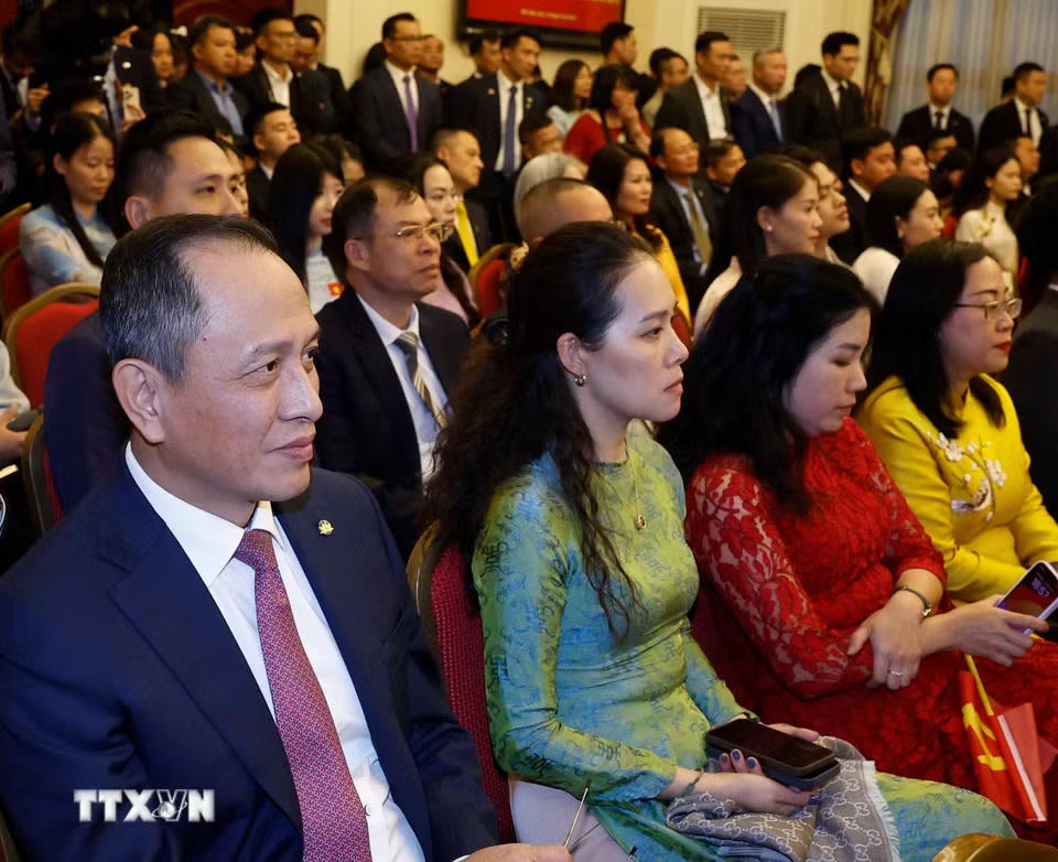 Cán bộ nhân viên đại sứ quán và đại diện cộng đồng người Việt Nam tại Trung Quốc. (Ảnh: Thống Nhất/TTXVN)