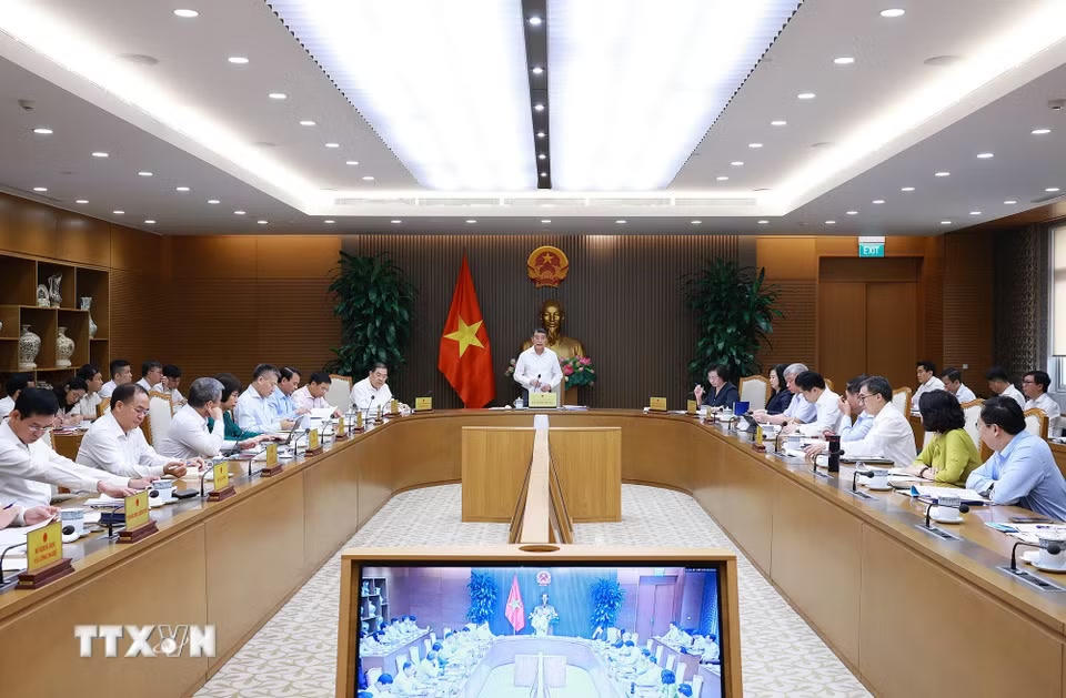 Thủ tướng Lê Minh Hưng chủ trì họp Thường trực Chính phủ với lãnh đạo Bộ Y tế. (Ảnh: Dương Giang/TTXVN)