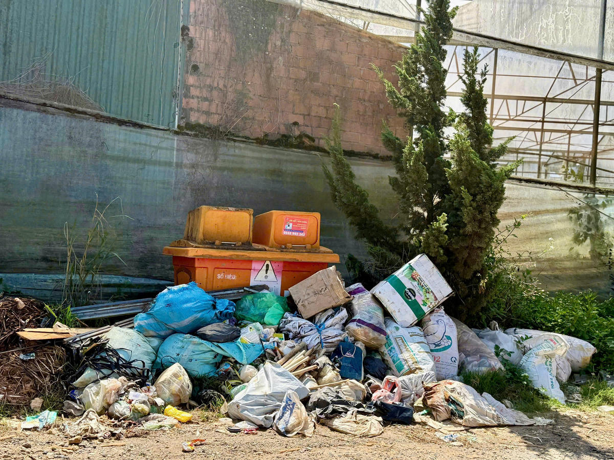 Hiện nay thói quen vứt bỏ bao bì ngay trên đồng ruộng, khu vực dân cư vẫn phổ biến ở các địa phương. Ảnh: BNN.