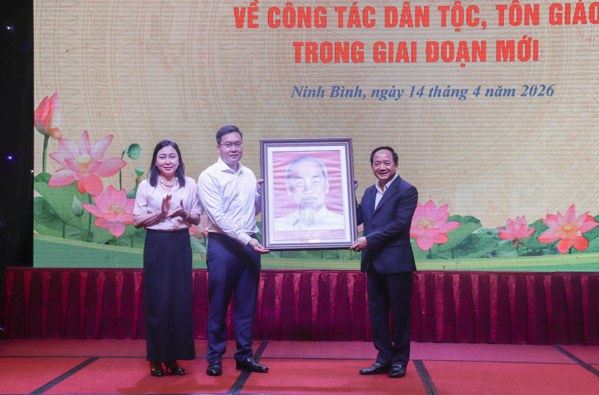 Trưởng ban Tuyên giáo và Dân vận Trung ương Trịnh Văn Quyết tặng bức ảnh chân dung Bác Hồ cho lãnh đạo tỉnh Ninh Bình. Ảnh: Đình Minh