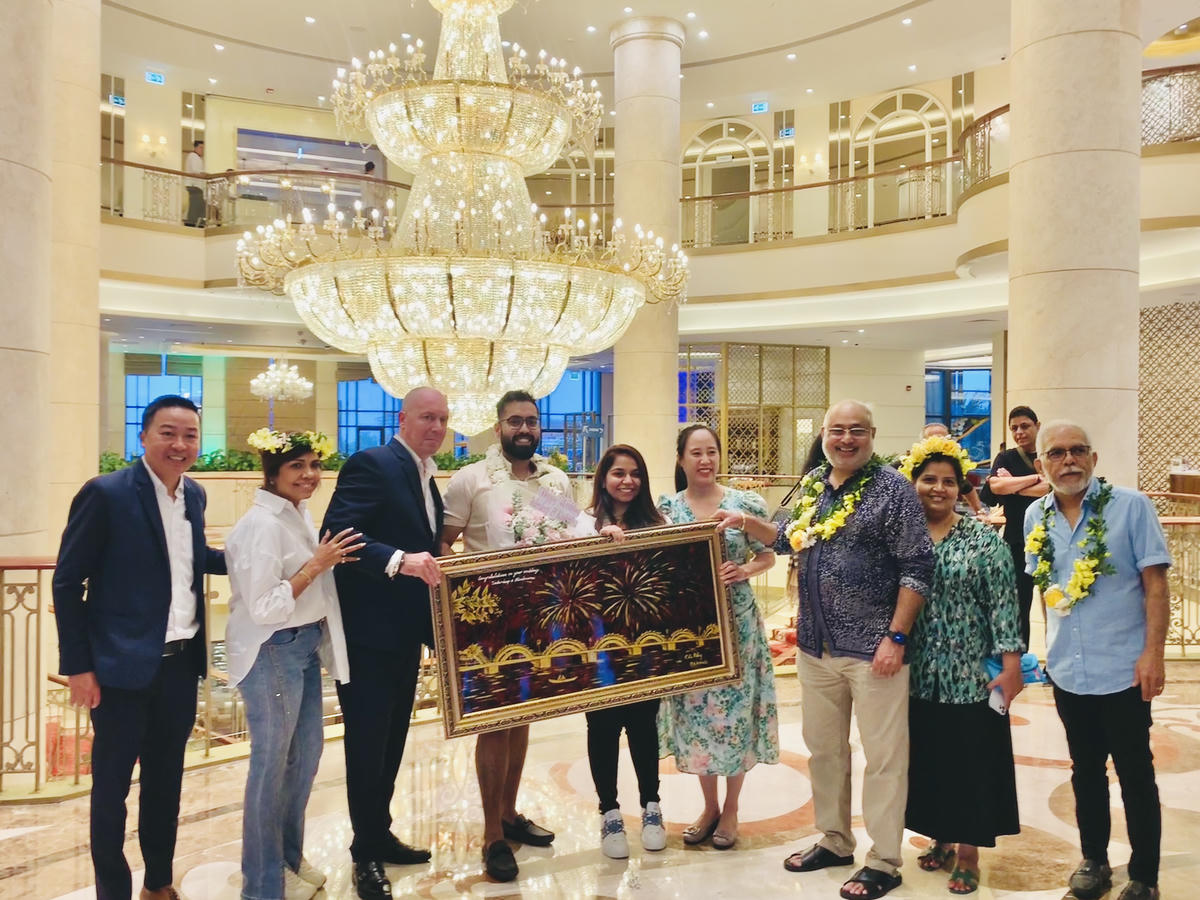 Ngành du lịch tặng quà chúc mừng một cặp đôi Ấn Độ tổ chức du lịch cưới tại Đà Nẵng. Ảnh: Triều Phạm.