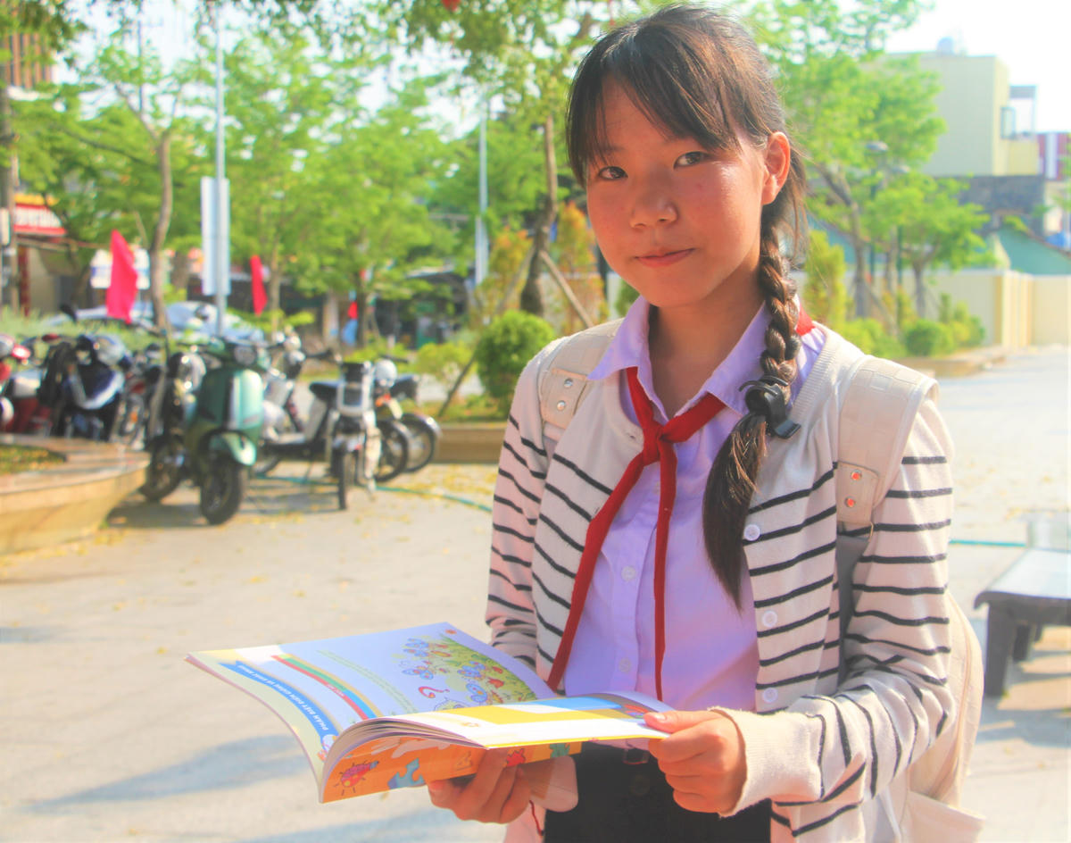 Em Nguyễn Thị Quỳnh Như chia sẻ cảm xúc tham gia ngày hội sách Đà Nẵng 2026. Ảnh: Chí Đại.