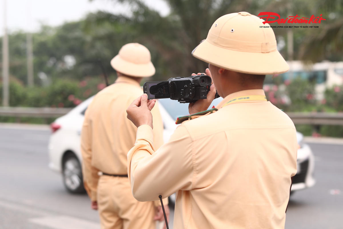 Lực lượng CSGT ghi hình, xử lý các trường hợp điều khiển xe máy đi vào đường cao tốc.