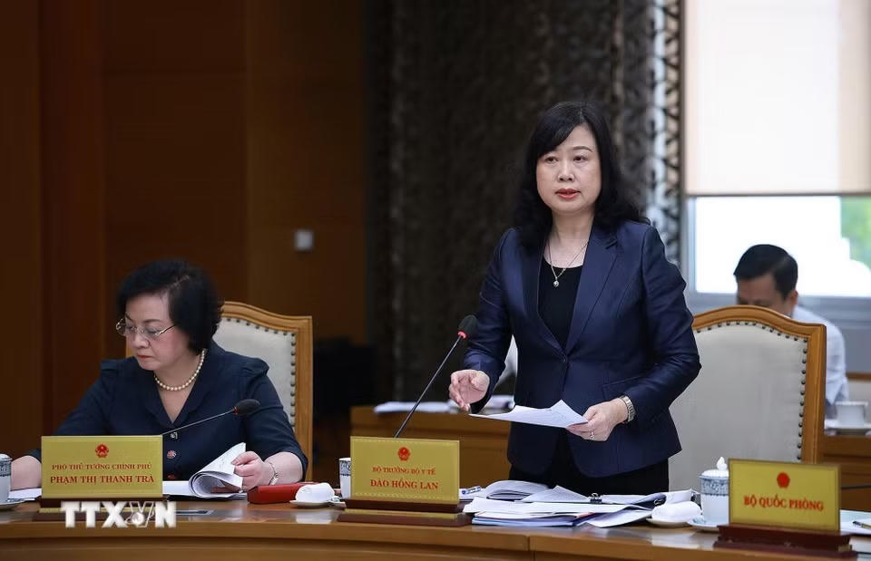 Bộ trưởng Bộ Y tế Đào Hồng Lan báo cáo kết quả thực hiện nhiệm vụ được giao của ngành y tế. (Ảnh: Dương Giang/TTXVN)