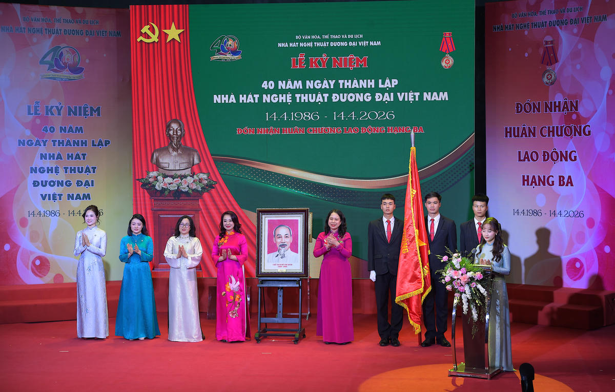 Phó Chủ tịch nước Võ Thị Ánh Xuân trao tặng bức tranh Bác Hồ cho Nhà hát Nghệ thuật Đương đại Việt Nam.