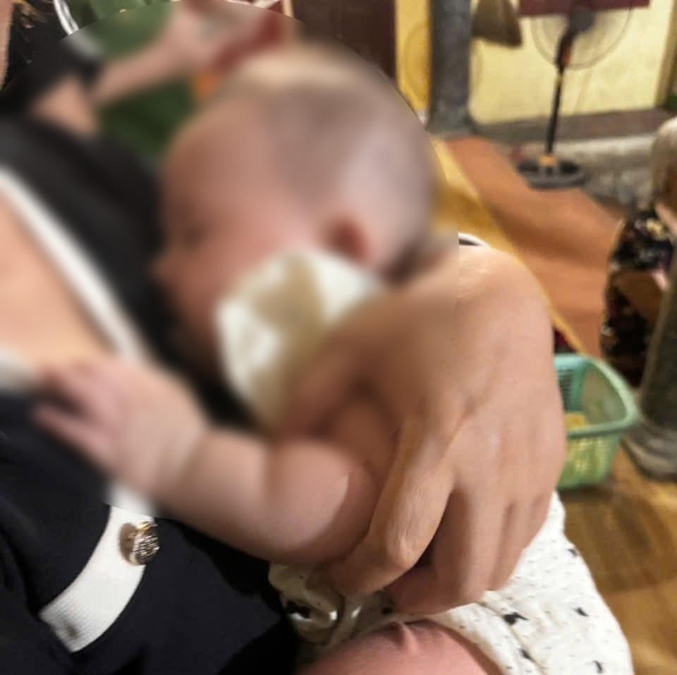 Cháu bé nặng khoảng 7kg, hiện đang được người dân chăm sóc. Ảnh: CA phường Tây Hoa Lư